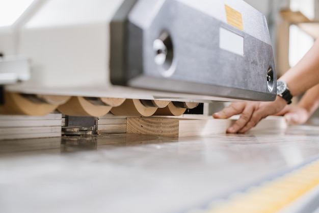 Máquina o unidad para el procesamiento de madera en una fábrica de muebles