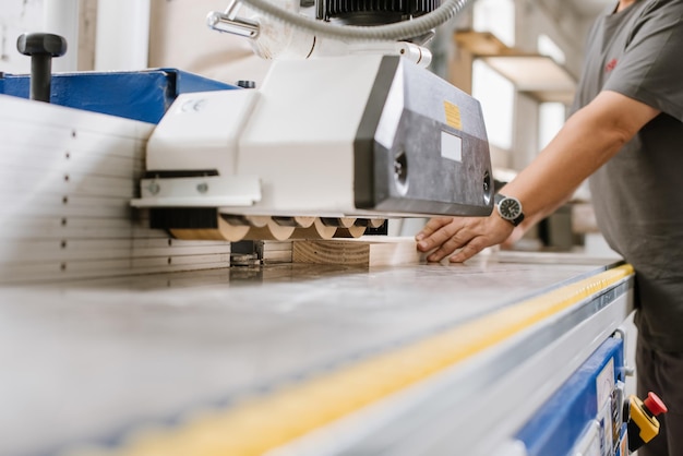 Máquina ou unidade para processamento de madeira em uma fábrica de móveis