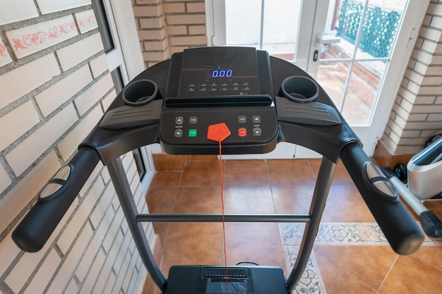 Máquina para caminhar e correr em casa com diferentes funções e programas para manter a forma