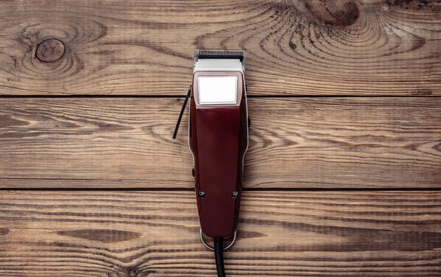 Máquina para el peinado Barbería Cortapelos sobre mesa de madera