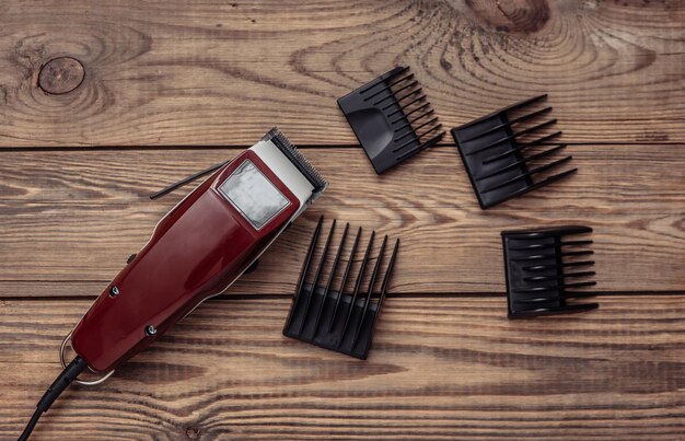 Máquina para peinar Barbershop Cortapelos con boquilla sobre mesa de madera