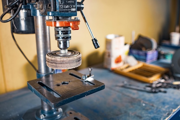 Máquina de perforación en el lugar de trabajo en taller