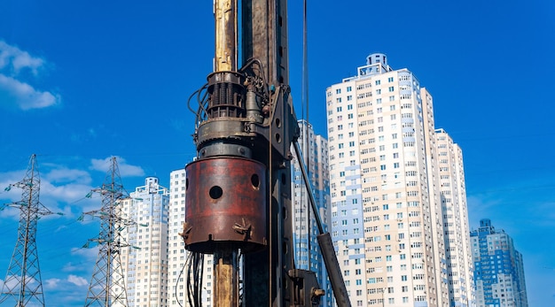 Máquina para perforar pilotes profundos en el contexto de áreas residenciales