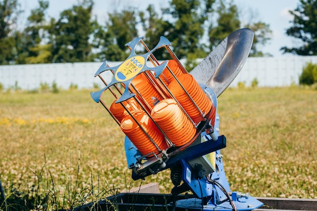 Máquina Plat con placa de tiro naranja para entrenamiento de campo de tiro en campo con hierba