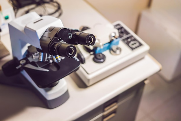 Máquina polidora e polidora de micrômetro de precisão com um grande microscópio óptico de prontidão