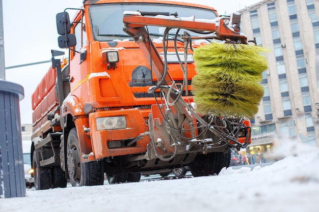 Máquina quitanieves quitando la nieve de la carretera de la ciudad