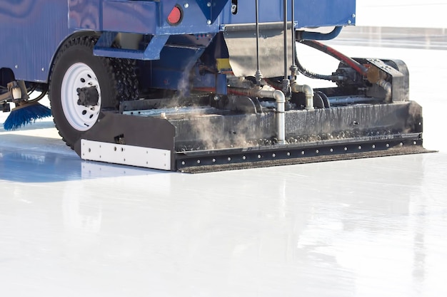 La máquina recolectora de hielo especial limpia la pista de hielo. industria del transporte