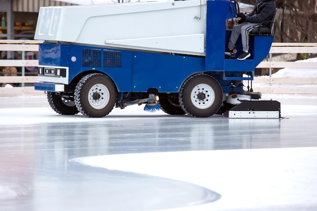 La máquina recolectora de hielo especial limpia la pista de hielo