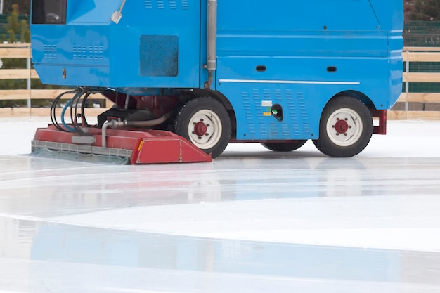 Máquina recolectora de hielo especial que limpia la pista de hielo