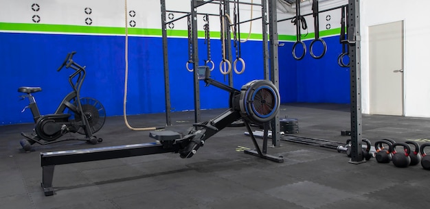 Máquina de remo estática en gimnasio