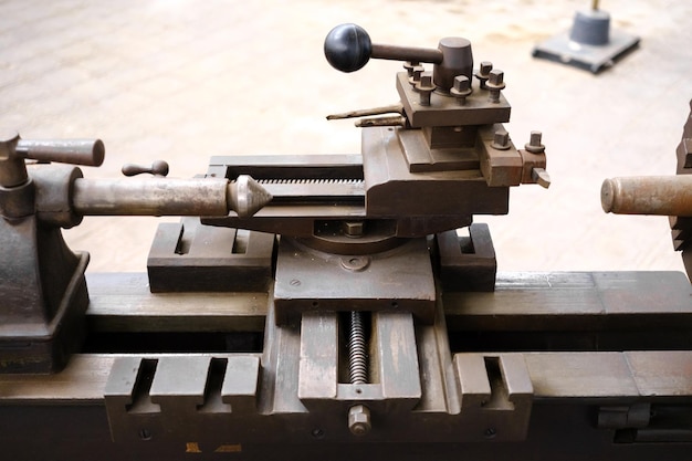 Máquina de reparación de la mano del hombre recortada