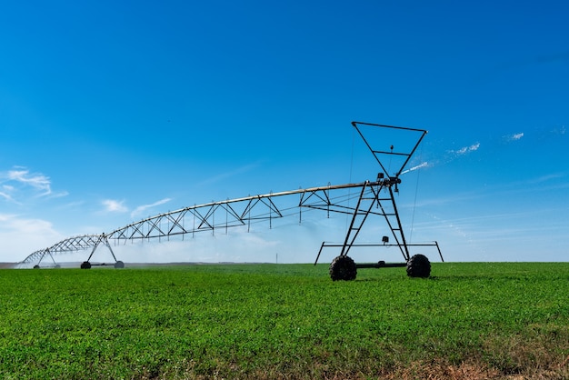 máquina de riego en grandes campos cultivados