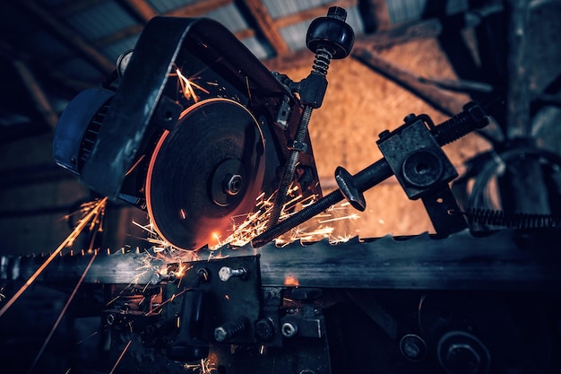 máquina de sierra eléctrica