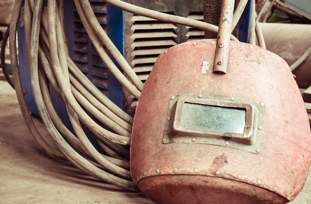 Máquina de soldadura eléctrica, cable eléctrico, máscaras, guantes y pinzas, son muy viejos