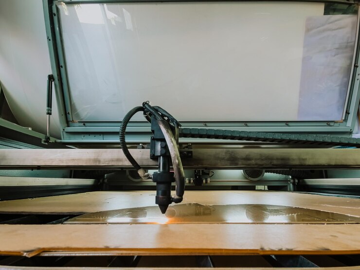 Foto máquina de tallado de hojas de acrílico