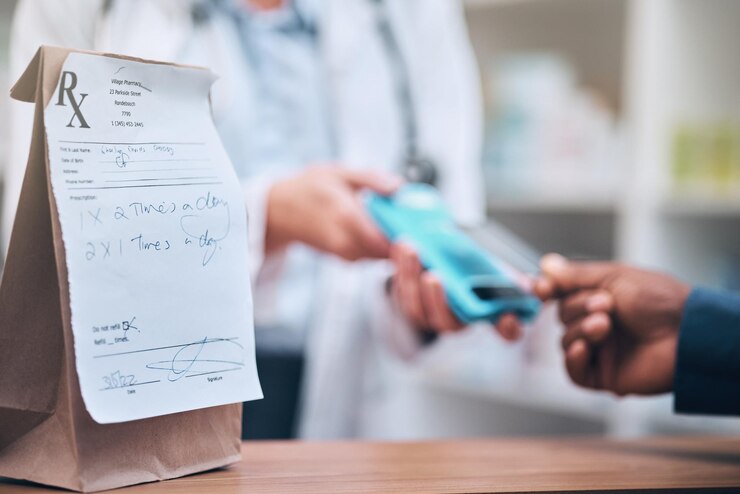 Foto máquina de tarjetas de farmacia y pago del paciente por el medicamento en el dispensario de la clínica médica medicamentos recetados con tarjeta de crédito y cierre del pago con punto de cajero automático en la tienda farmacéutica