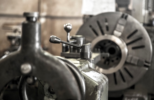 Foto máquina de torno de trabajo de la industria