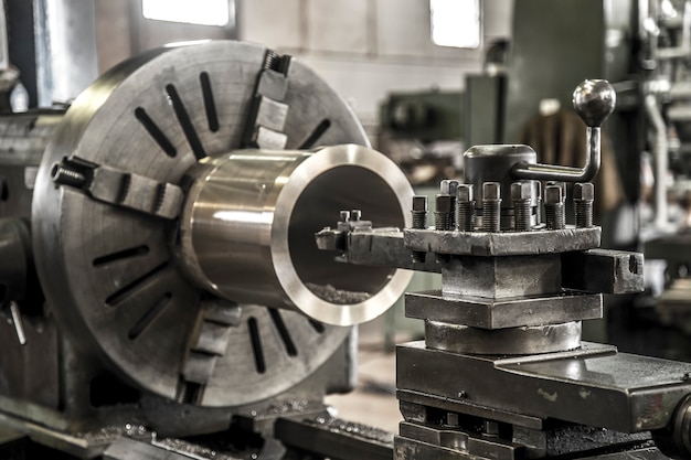 Foto máquina de torno de trabajo de la industria