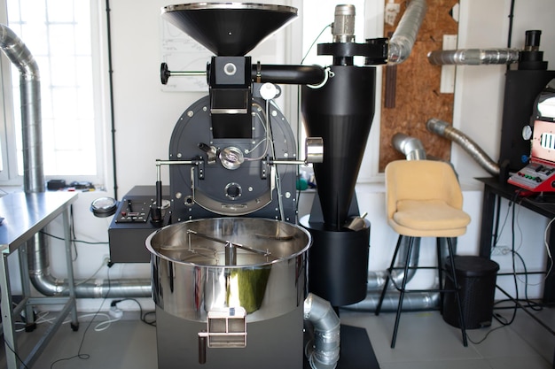 Máquina tostadora de café en el proceso de tostado de café