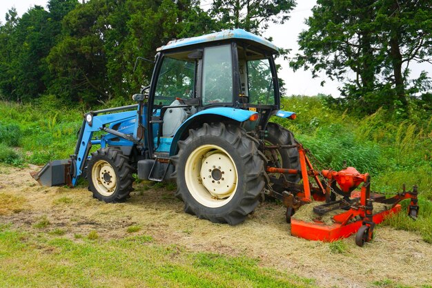 La máquina tractora se detuvo en un campo verde