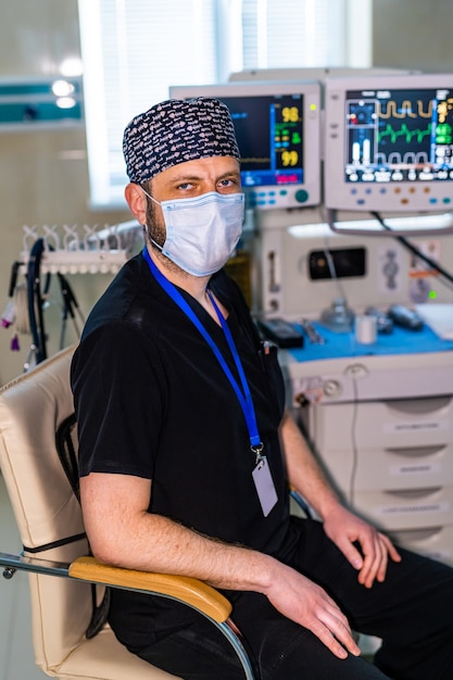 Máquina de ultrasonido, ecografía. Equipo médico, concepto sanitario. Enfoque selectivo en el médico en el trabajo.