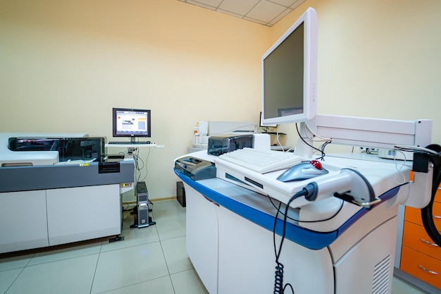 Máquina de ultrasonido médico con sondas lineales en la sala de diagnóstico de un hospital. Equipo médico moderno, medicina preventiva y concepto de salud.