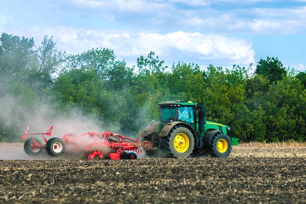 Maquinaria agrícola en primer plano trabajando en el campo