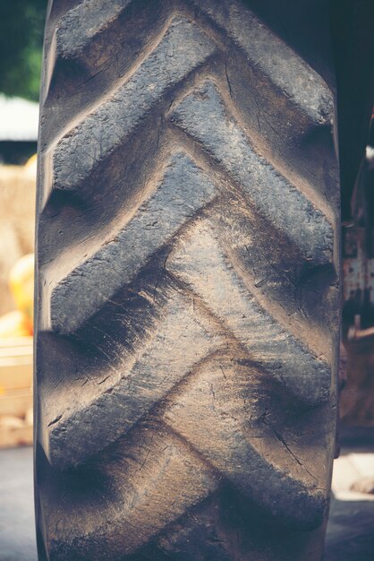 Maquinaria antigua de un tractor.