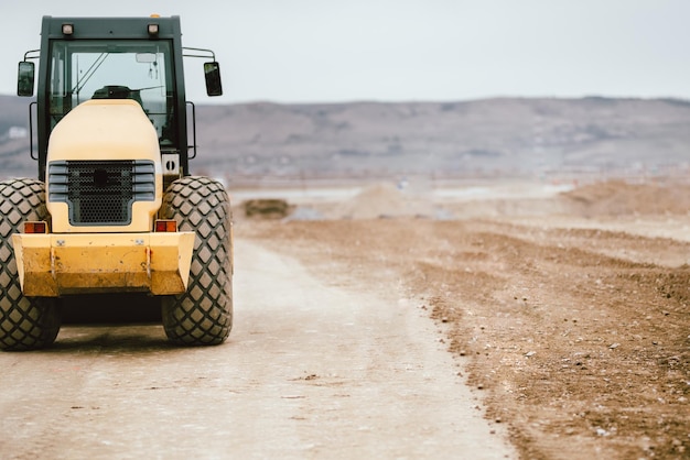 Maquinaria industrial vibratoria de rodillos tándem en el sitio de construcción de carreteras