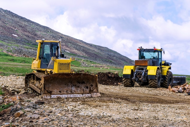 Maquinaria pesada dos topadoras en la construcción de carreteras en las montañas