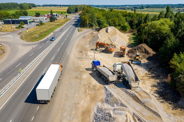 Maquinaria pesada em um canteiro de obras