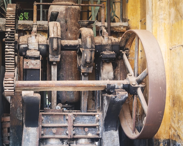 Foto maquinaria rústica velha da fábrica em uma fábrica abandonada