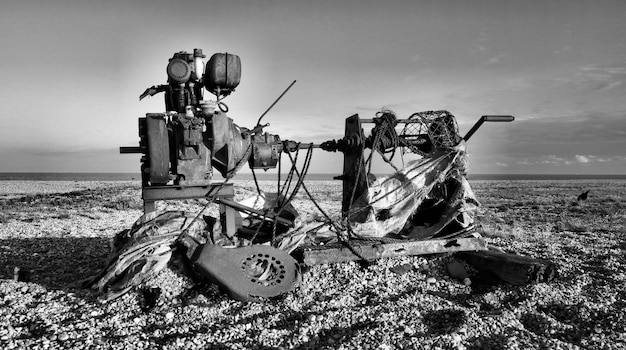 Foto máquinas abandonadas contra el cielo en dungeness en kent