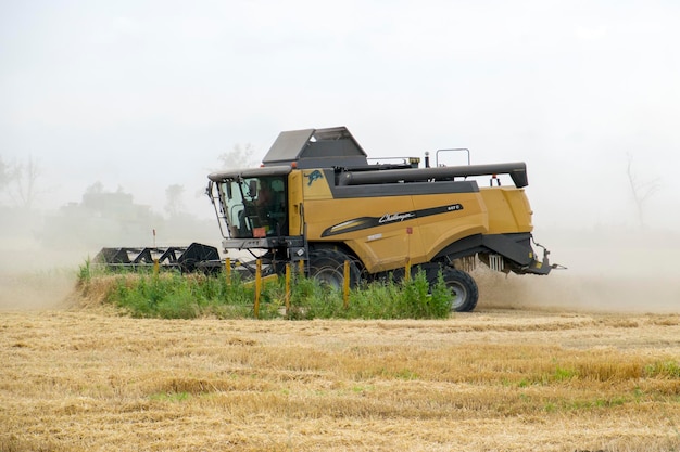 Foto máquinas agrícolas no campo