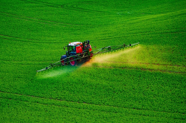 Foto máquinas agrícolas pulverizando inseticida