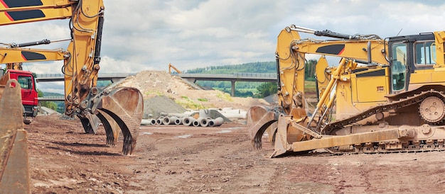 Máquinas de construção no campo contra o céu