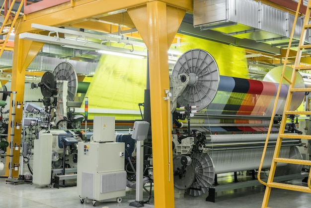 Máquinas e equipamentos na tecelagem. interior da fábrica têxtil industrial