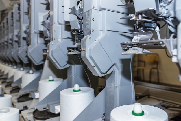 Máquinas y equipos para la deformación de hilos textiles blancos en la fábrica textil