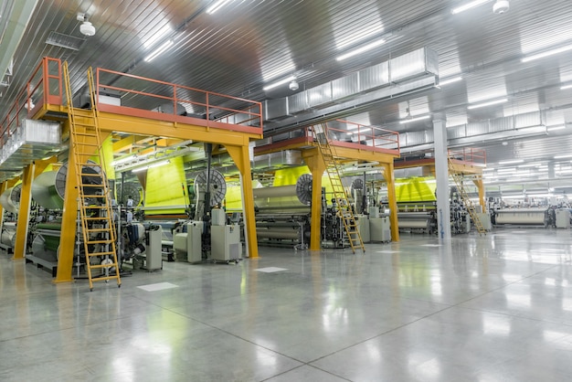 Foto máquinas y equipos en el taller de tejido interior de la fábrica textil industrial