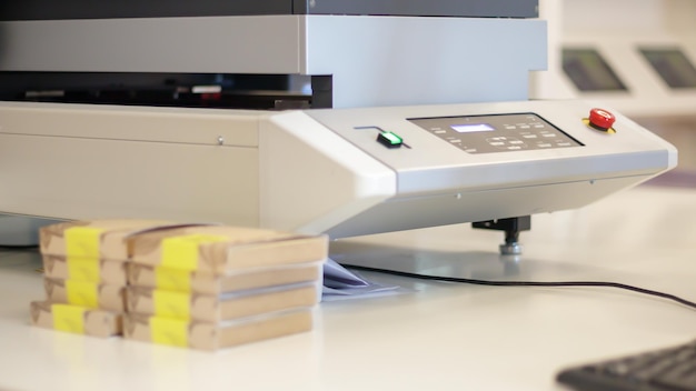 Máquinas de impresión en producción para la impresión de paquetes Trabajo en una impresora UV de inyección de tinta de gran formato plana Prensa de impresión de gran formato en funcionamiento Industria