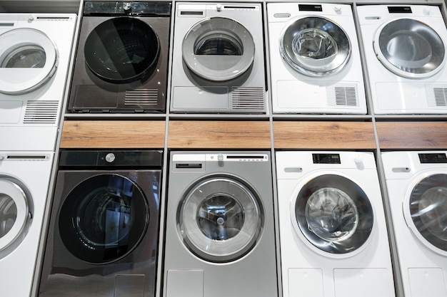 Máquinas de lavar y secar electrodomésticos tienda minorista de aparatos domésticos sala de exposiciones de cerca