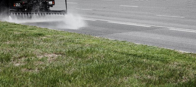 Las máquinas de limpieza lavan la carretera de asfalto de la ciudad