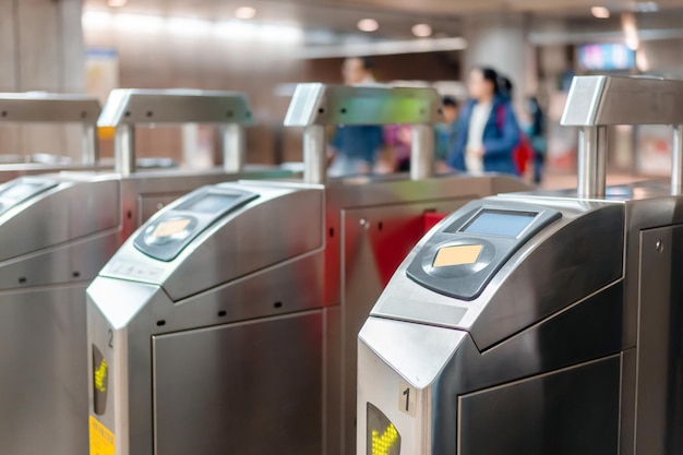 Máquinas na estação de metrô