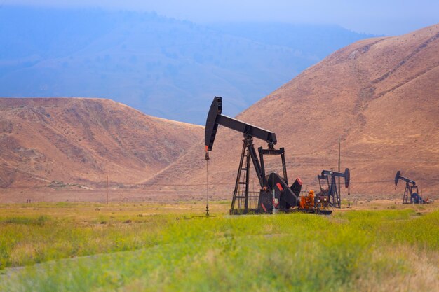 Máquinas en tierra contra la cordillera