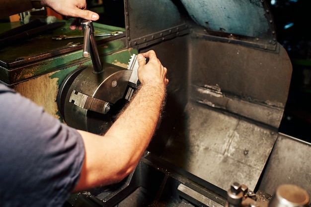 Maquinista profesional: máquina de rectificado de torno para hombre