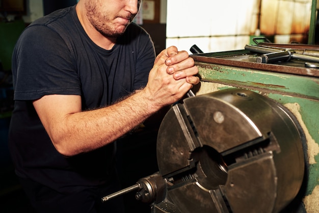 Maquinista profissional: homem que opera a máquina de moagem de torno