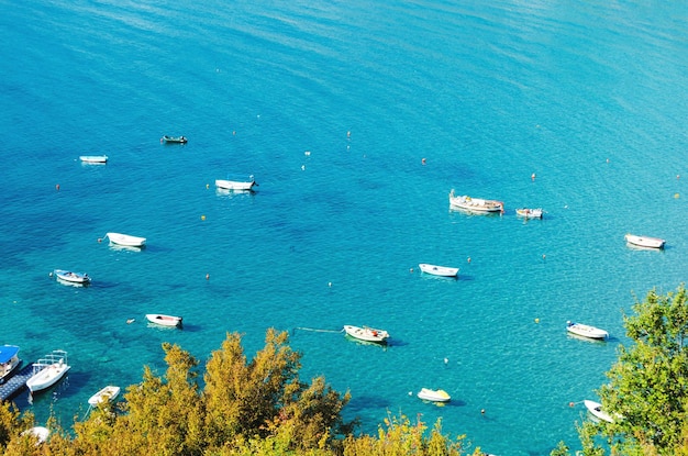 Mar Adriático azul claro y brillante con muchos barcos La vista desde la parte superior del drone quadcopter