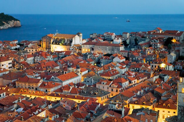 Mar Adriático e cidade velha tarde da noite em Dubrovnik, Croácia