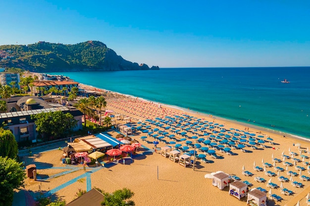 mar aéreo e praia. fundo azul