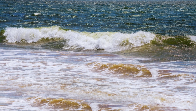 Foto mar agitado e mau tempo quebrando as ondas do mar